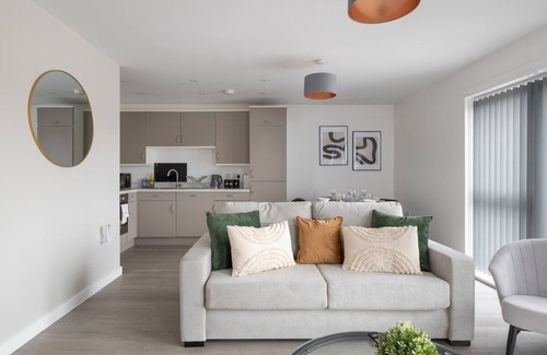 Bletchley Apartment | Stylish 2-Bed Apartment | Parking | Great Location