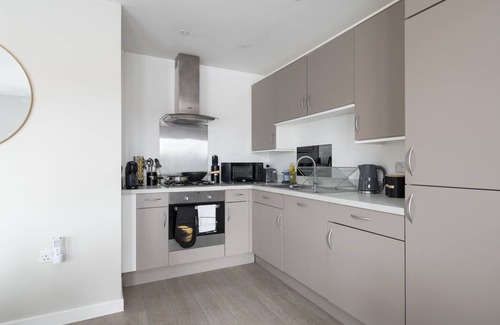 Bletchley Apartment | Stylish 2-Bed Apartment | Parking | Great Location