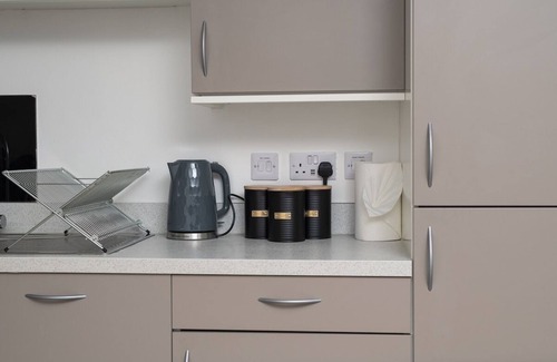 Bletchley Apartment | Stylish 2-Bed Apartment | Parking | Great Location