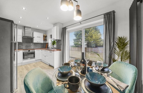 Chatham House | Stylish 2 bed house with parking & WIFI