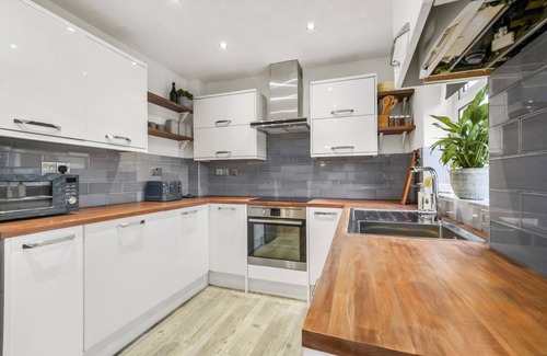 Chatham House | Stylish 2 bed house with parking & WIFI