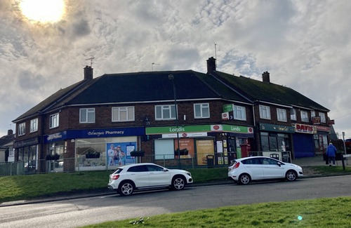 Chatham House | Stylish 2 bed house with parking & WIFI