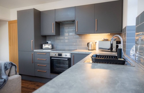 Kirkheaton Apartment | Stylish 2-Bedroom Apartment for 5 Guest