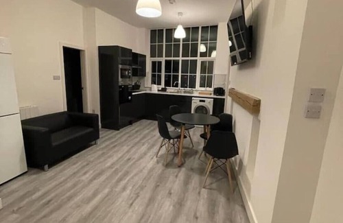 Offerton Apartment | Stylish 2 BR Apartment in Denton + Free Parking