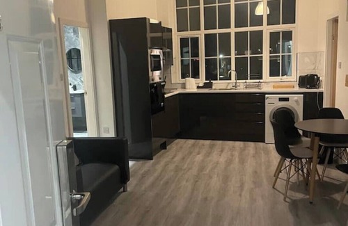 Offerton Apartment | Stylish 2 BR Apartment in Denton + Free Parking