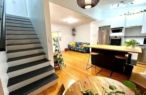 Spring Hill Apartment | Stylish 2-Level Loft, AC, Parking, Walk CBD & Fort