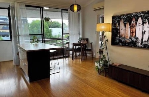 Spring Hill Apartment | Stylish 2-Level Loft, AC, Parking, Walk CBD & Fort