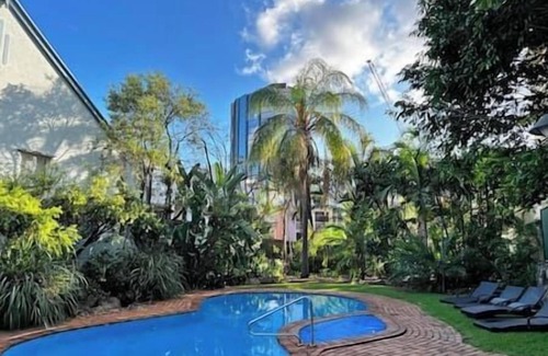 Spring Hill Apartment | Stylish 2-Level Loft, AC, Parking, Walk CBD & Fort