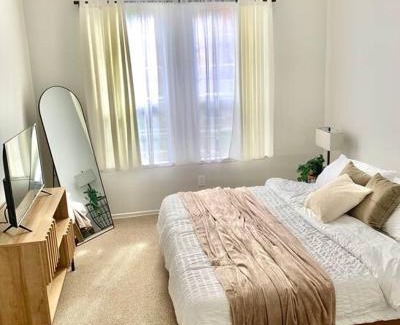 Valencia Apartment | Stylish 2bd/2ba condo 4 miles from Six Flags!