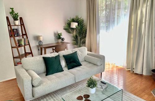 Valencia Apartment | Stylish 2bd/2ba condo 4 miles from Six Flags!