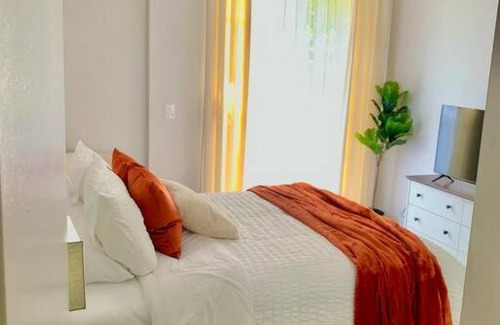 Valencia Apartment | Stylish 2bd/2ba condo 4 miles from Six Flags!