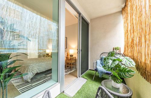 Downtown Apartment | Stylish 2BDR & 2BTH - 15 mins walk to the beach!