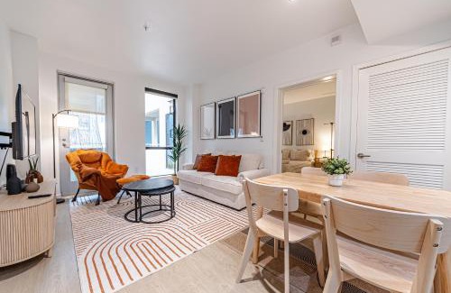 Downtown Apartment | Stylish 2BDR & 2BTH - 15 mins walk to the beach!