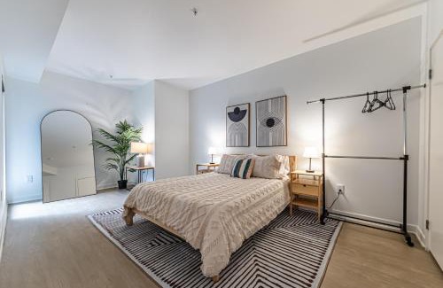 Downtown Apartment | Stylish 2BDR & 2BTH - 15 mins walk to the beach!