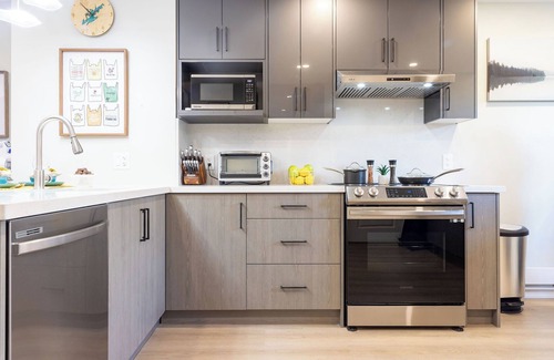 Cooksville Apartment | Stylish 2bed, 2bth Apt. Close to Malls & 25 Mins to Toronto