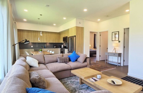 East Kootenay House | Stylish 2BR | River & Views | 5 Min Fernie and Resort