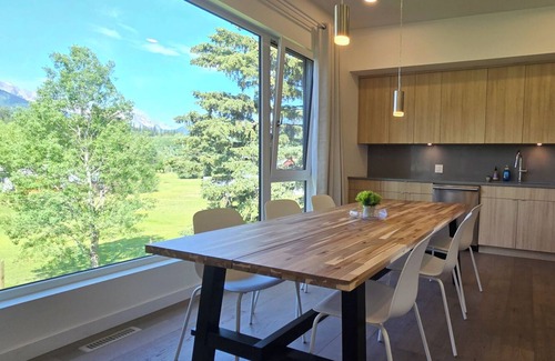 East Kootenay House | Stylish 2BR | River & Views | 5 Min Fernie and Resort