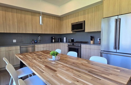 East Kootenay House | Stylish 2BR | River & Views | 5 Min Fernie and Resort