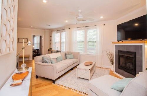 Harrison Lenox Apartment | Stylish 2br W Full Kitchen, Laundry & Cen Air