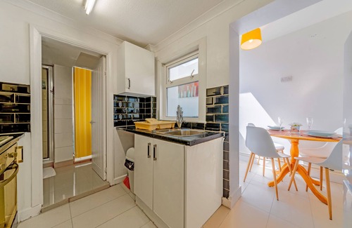 Chatham House | Stylish 3-Bed House with Free Parking & Wifi