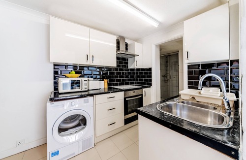 Chatham House | Stylish 3-Bed House with Free Parking & Wifi