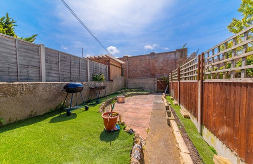 Chatham House | Stylish 3-Bed House with Free Parking & Wifi