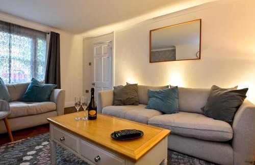 Caerleon House | Stylish 3-Bed in Historic Caerleon-GardenParking Pass The Keys