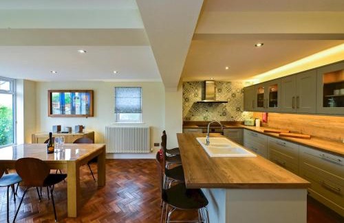 Caerleon House | Stylish 3-Bed in Historic Caerleon-GardenParking Pass The Keys