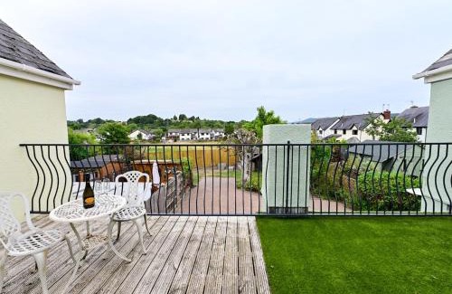 Caerleon House | Stylish 3-Bed in Historic Caerleon-GardenParking Pass The Keys