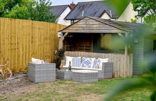 Caerleon House | Stylish 3-Bed in Historic Caerleon-GardenParking Pass The Keys