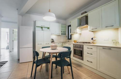 Il-Balluta Apartment | Stylish 3 Bedroom Apartment - St. Julians - 5 mins from Balluta Bay