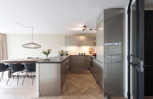 Haarlemmerbuurt Apartment | ★ Stylish 3BR Family Retreat – Canal View & Quiet Waterfront in Amsterdam Center