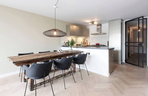 Haarlemmerbuurt Apartment | ★ Stylish 3BR Family Retreat – Canal View & Quiet Waterfront in Amsterdam Center