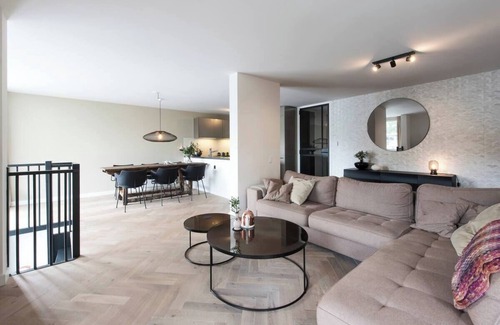 Haarlemmerbuurt Apartment | ★ Stylish 3BR Family Retreat – Canal View & Quiet Waterfront in Amsterdam Center