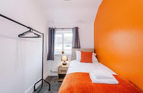 Flintshire Apartment | Stylish 3BR Home Driveway, Family & Business Friendly