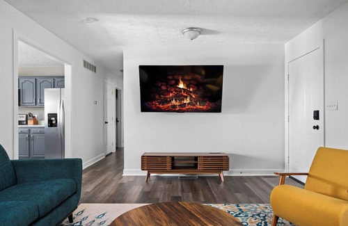 Keene House | Stylish 4BR Getaway | Hot Tub Fire Pit