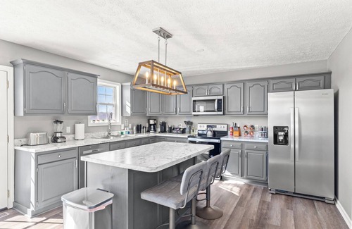 Keene House | Stylish 4BR Getaway | Hot Tub Fire Pit