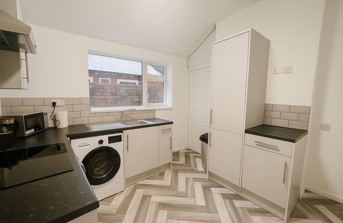 Honley House | Stylish 4BR Home in Dudley – Perfect for Families & Contractors