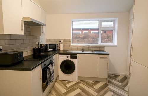 Honley House | Stylish 4BR Home in Dudley – Perfect for Families & Contractors