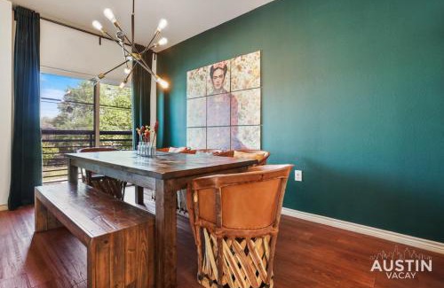 North Loop Apartment | Stylish 4BR with Smart TV and Free Garage Parking