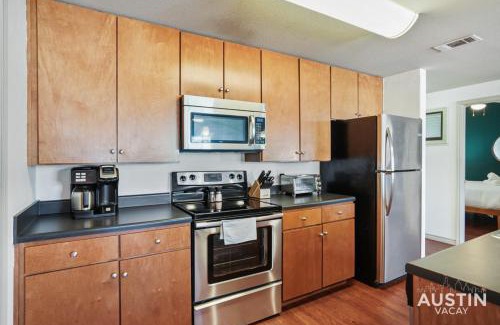 North Loop Apartment | Stylish 4BR with Smart TV and Free Garage Parking