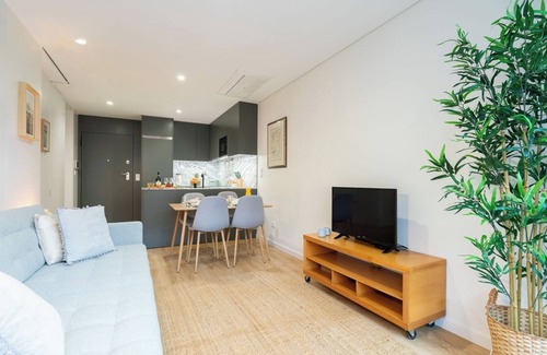 Aldoar Apartment | Stylish and Bright Flat with Balcony by HostWise