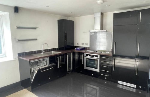 Kingswood Apartment | Stylish and spacious 2 bedroom flat 20 minutes from Gatwick airport