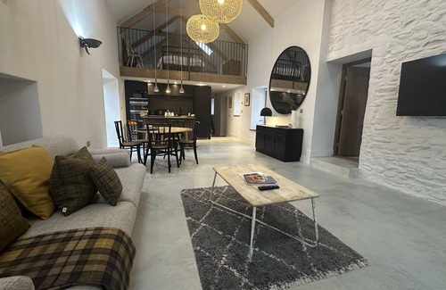 Carmarthen Cottage | Stylish barn conversion, sleeps 5, with hot tub