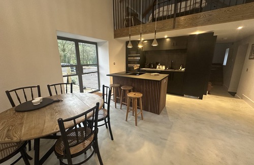 Carmarthen Cottage | Stylish barn conversion, sleeps 5, with hot tub