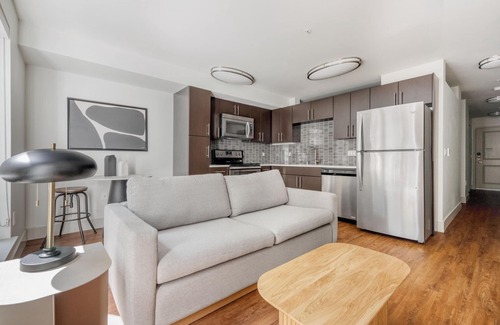 West Bellevue Apartment | Stylish Bellevue Jr 1BR w/Gym & Bike Storage, nr Park, by Blueground