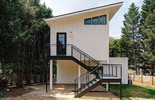 Martha Jefferson House | Stylish Belmont Studio: Walk to Downtown Mall