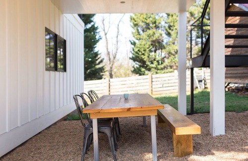 Martha Jefferson House | Stylish Belmont Studio: Walk to Downtown Mall