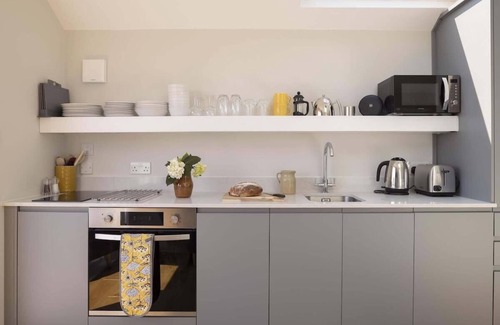 Gorran Haven House | Stylish Boatshed with Sea Views, Private Parking