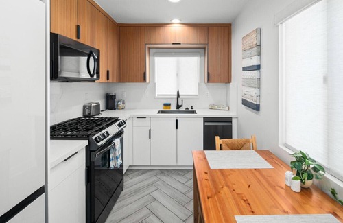 Ocean Beach Apartment | Stylish Coastal Retreat 2 Blocks to Beach & Cafes